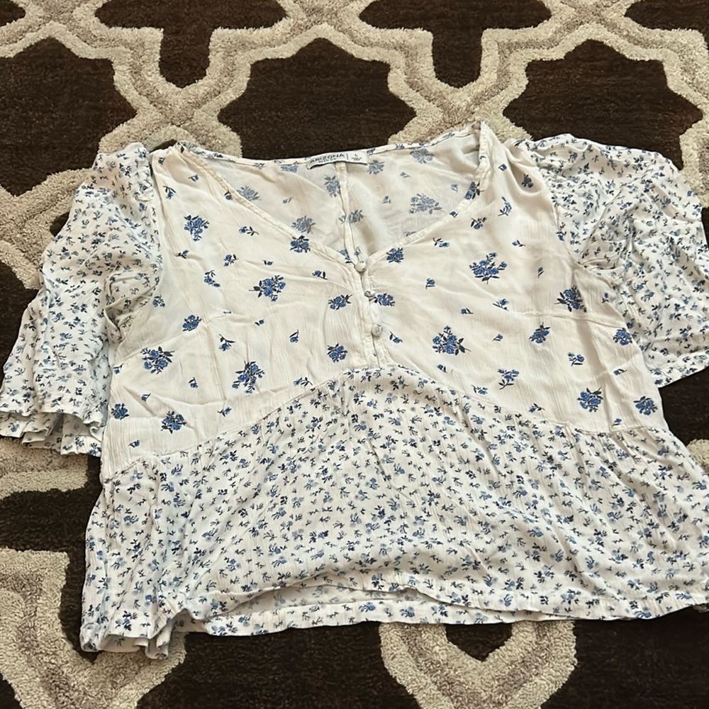 White/blue cropped shirt